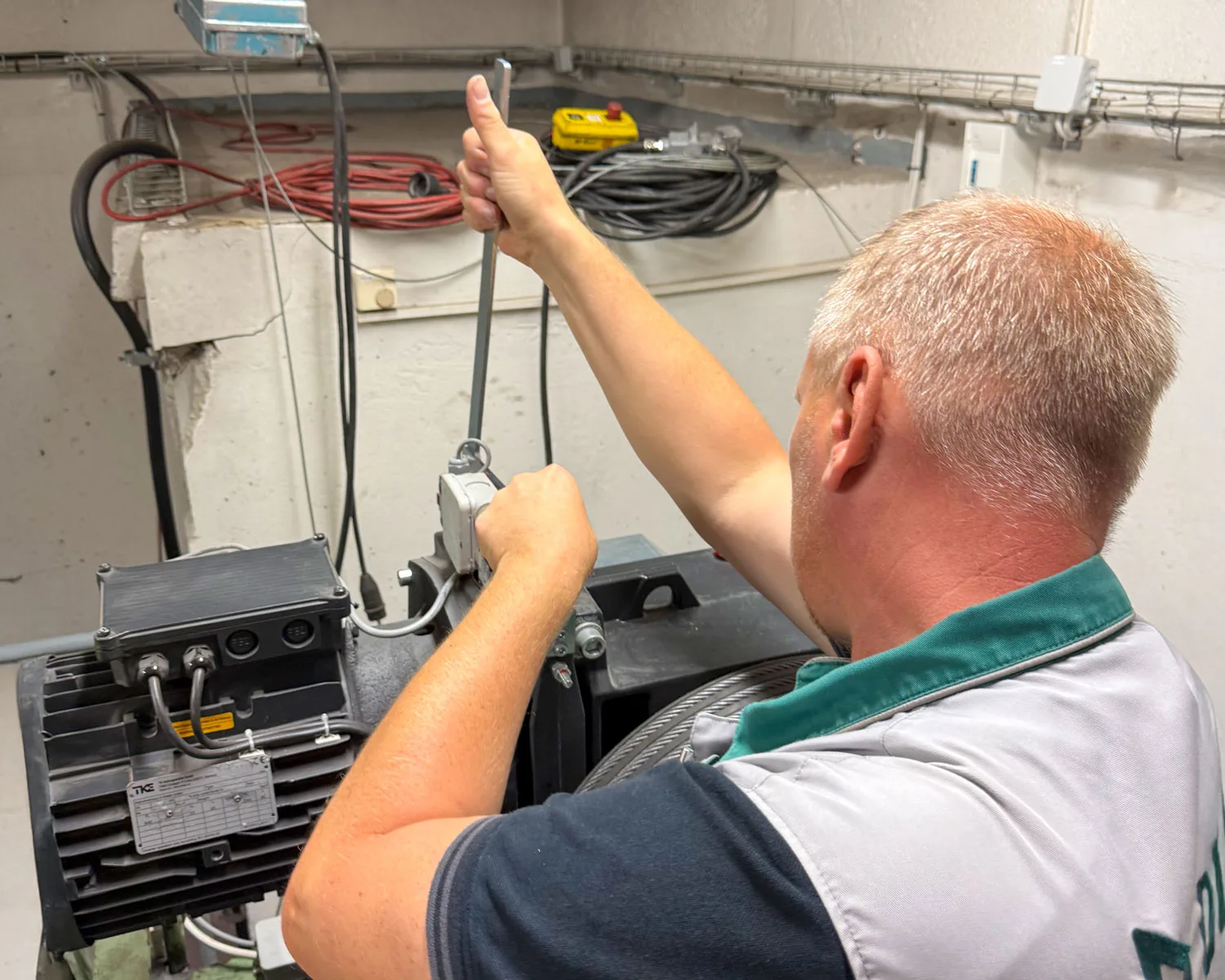 Techniker prüft die Seiltechnik eines Aufzugs