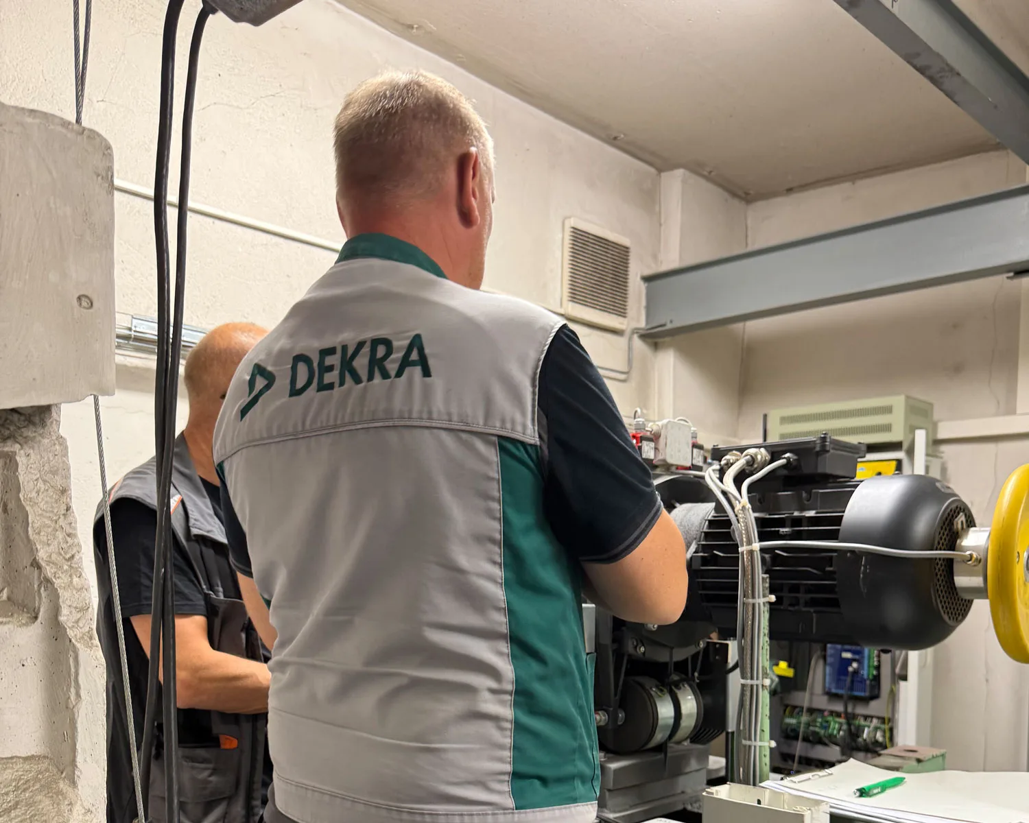 DEKRA-Prüfer kontrolliert die Aufzugsanlage