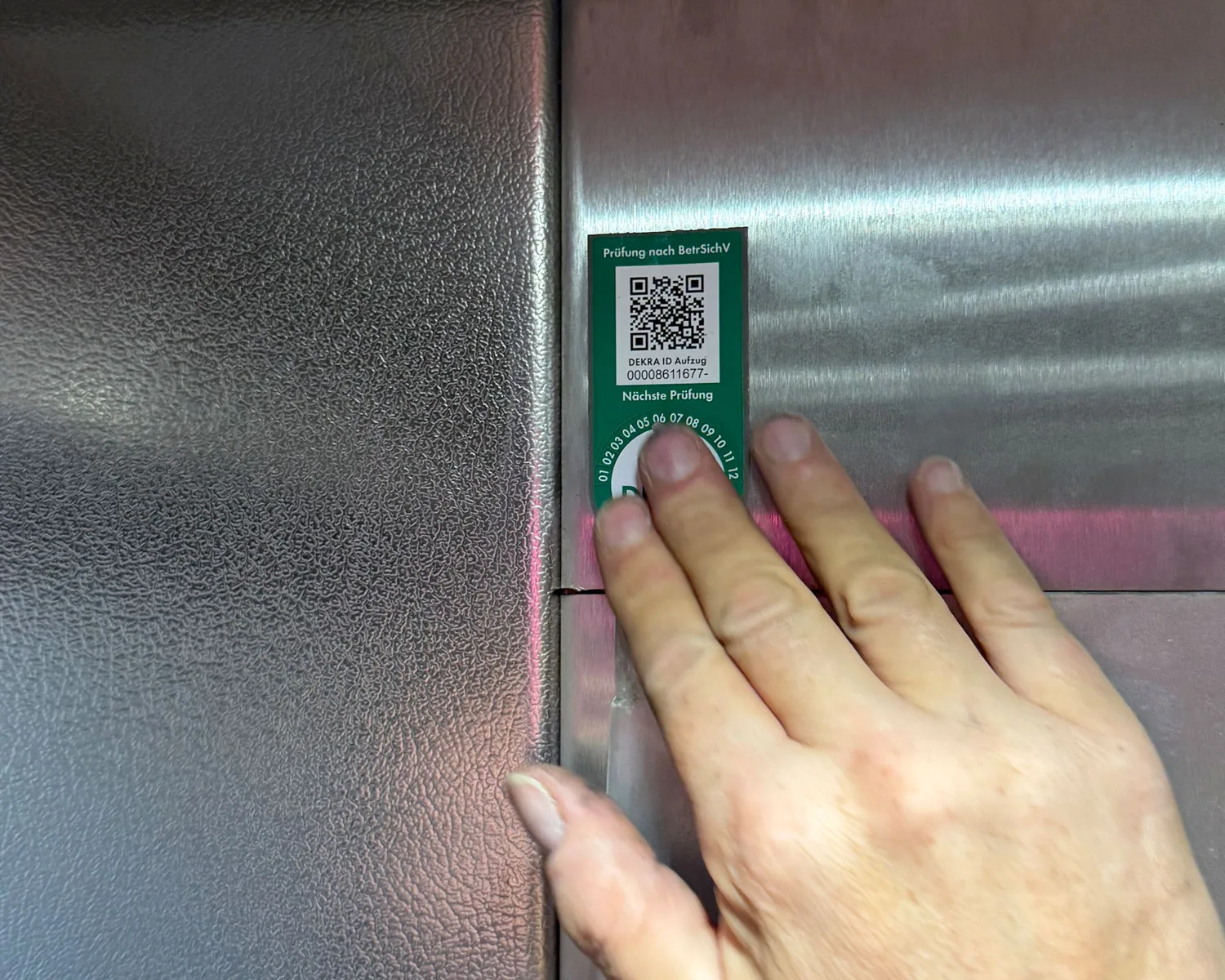 Prüfplakette an einer Aufzugsanlage