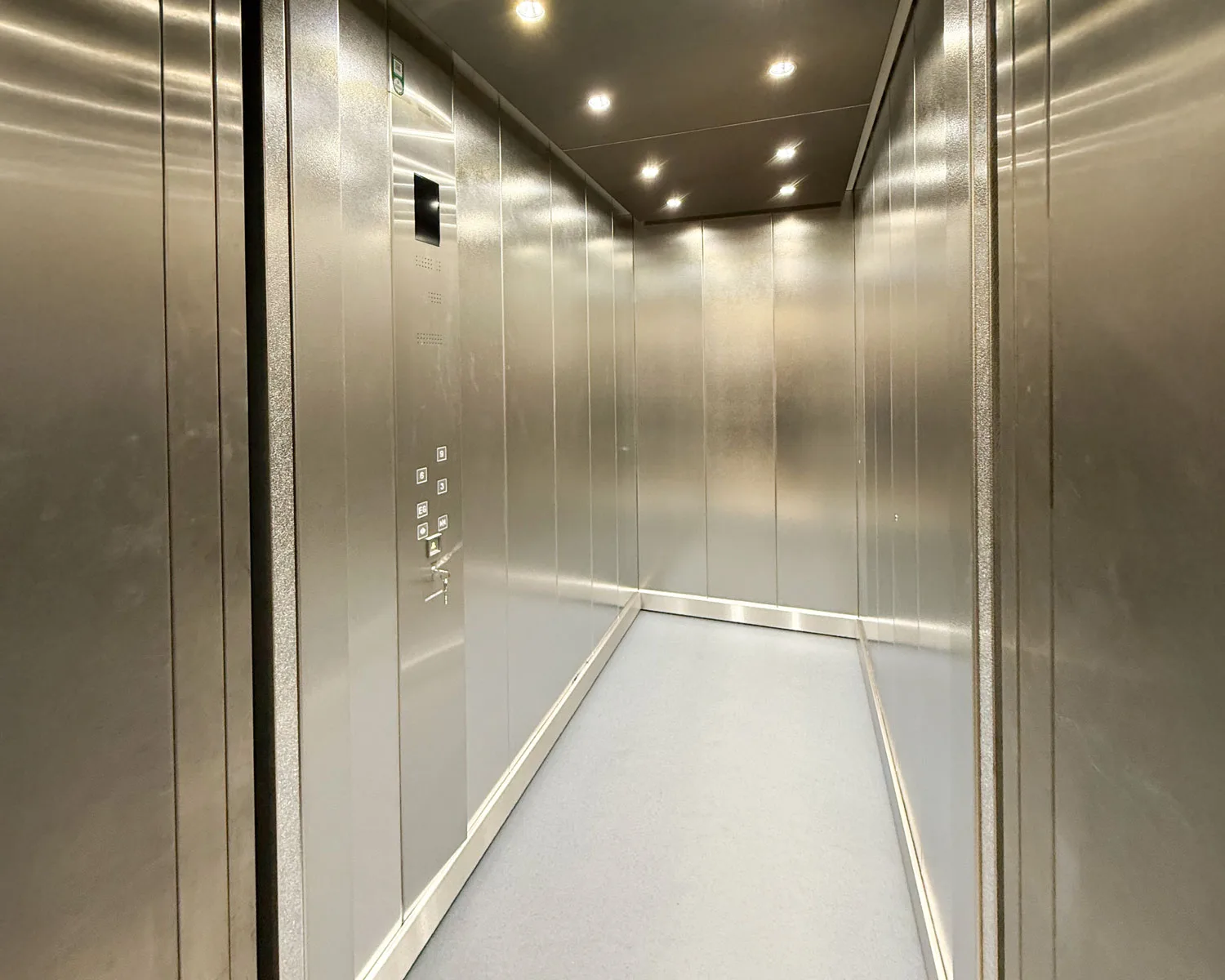Innenansicht einer modernisierten Aufzugskabine