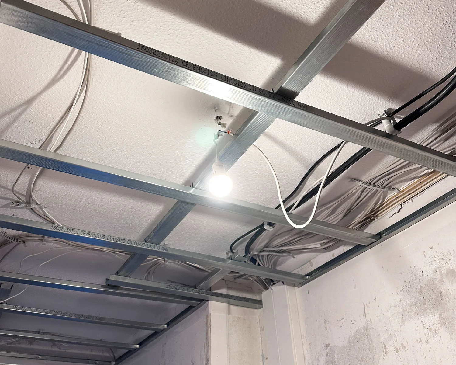 Offene Decke mit neuen Kabelinstallationen