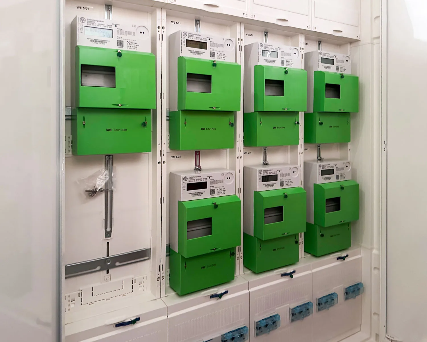 Neue Stromzähler in einem Verteilerschrank