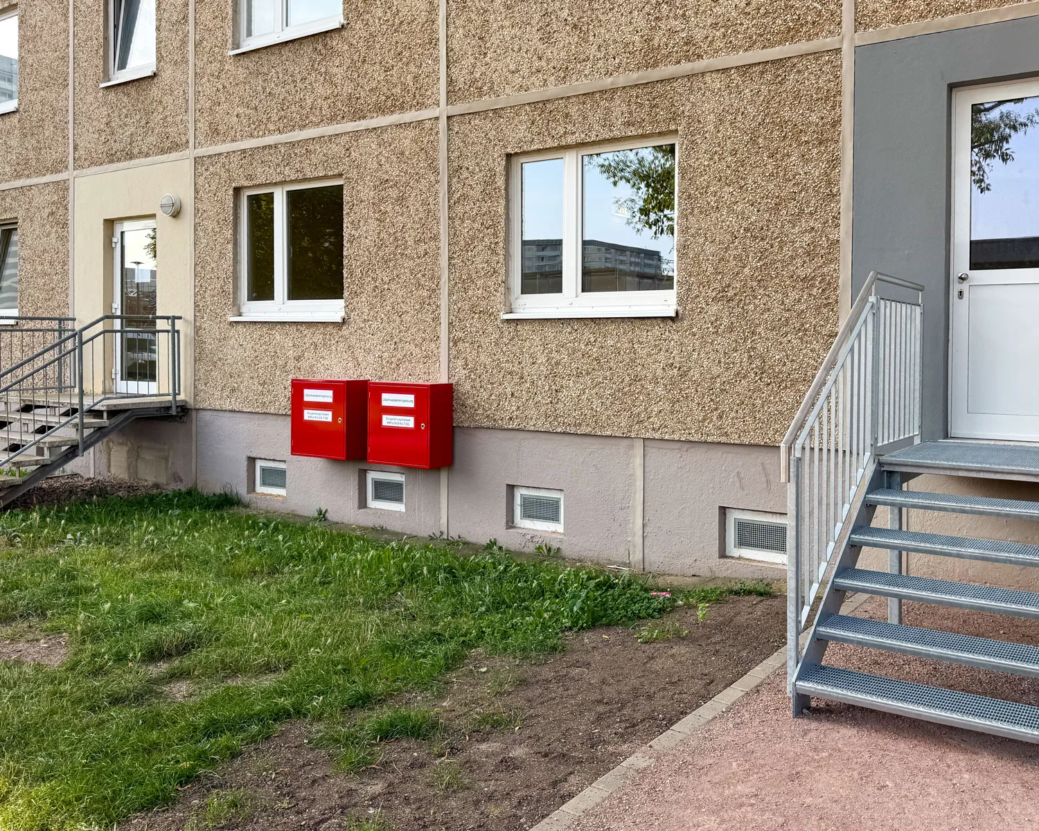 Zwei Löschwassereinspeisungen an einem Wohngebäude
