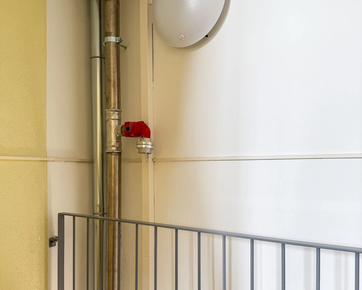 Anschluss einer trockenen Steigleitung im Treppenhaus