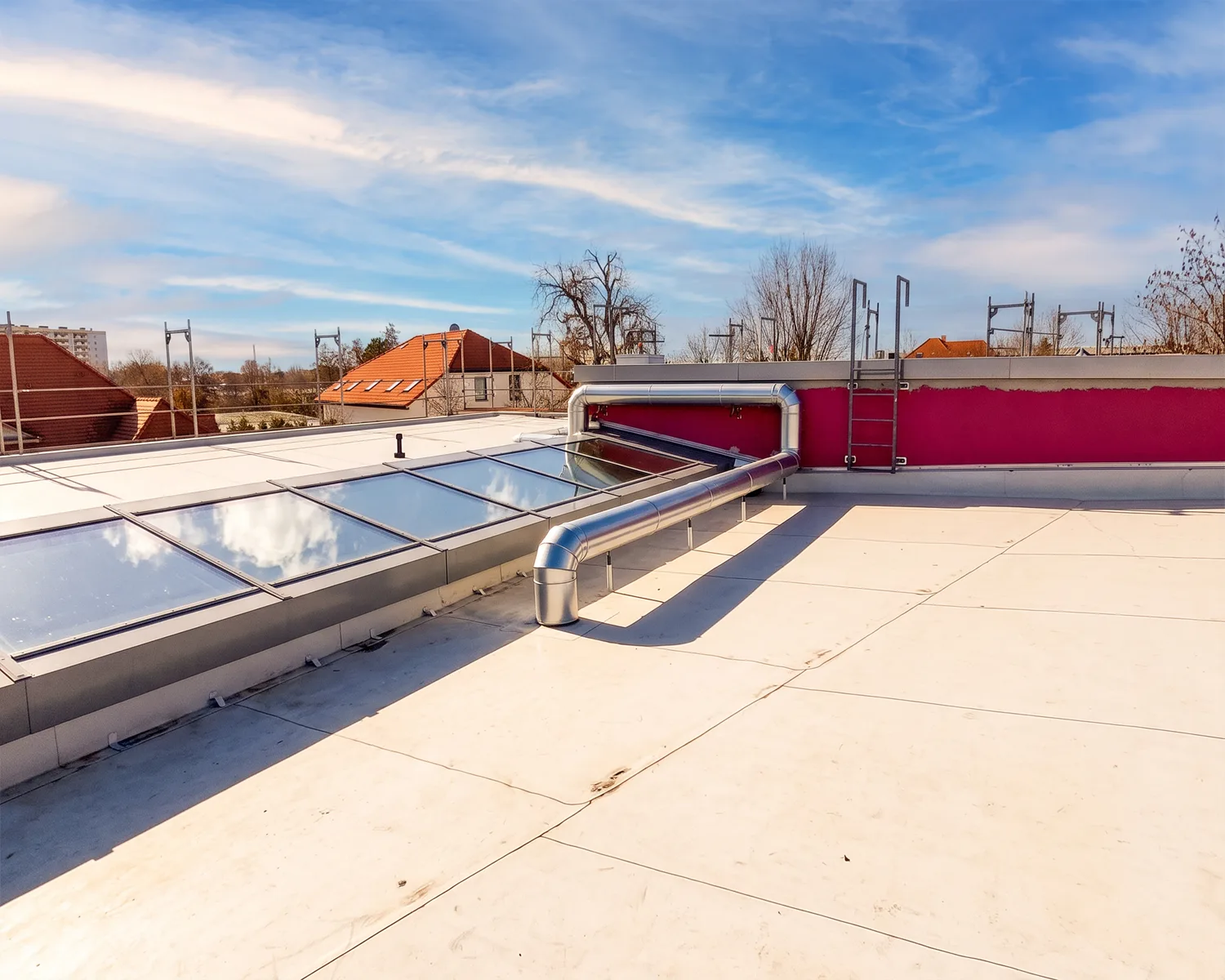 Saniertes Flachdach mit Oberlicht und Lüftungsanlage